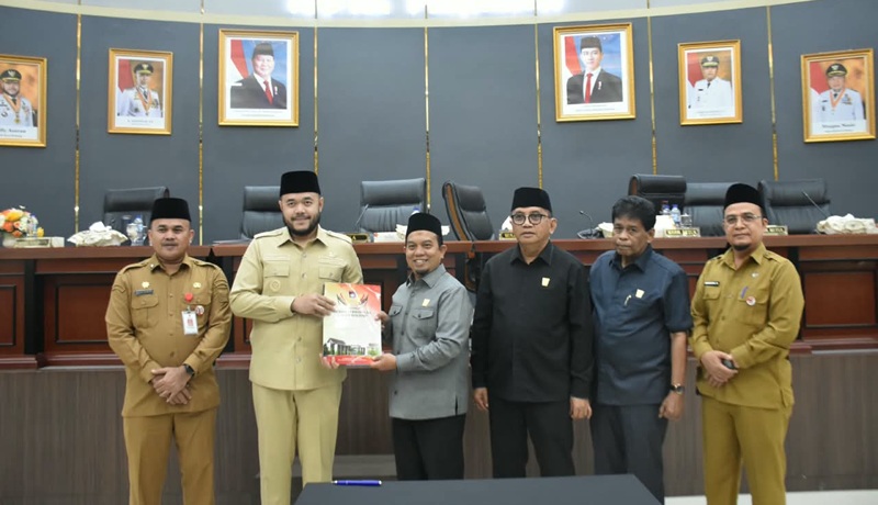 Ketua DPRD Padang Muharlion serahkan persetujuan pengesahan Rancangan Peraturan Daerah (Ranperda) tentang Perubahan atas Perda Nomor 1 Tahun 2024 tentang Pajak Daerah dan Retribusi Daerah (PDRD).